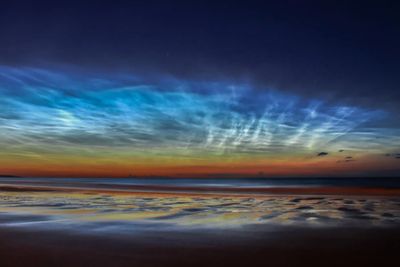 Fenomena Langka! Awan Noctilucent yang Bersinar di Langit Malam