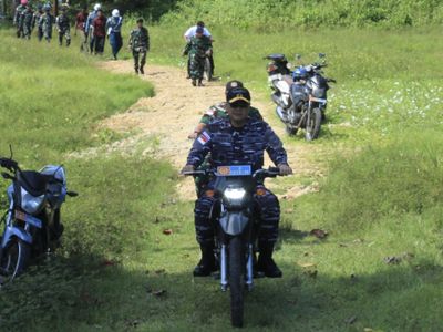 Tunggangi Motor Trail, Dankodaeral IX Tinjau Fasilitas dan Sapa Prajurit Lanal Aru