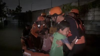 Tim SAR Pekanbaru Selamatkan Warga Terjebak Banjir Tengah Malam