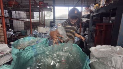 Harga Plastik Naik, Volume Setoran di Bank Sampah Cimahi Turun