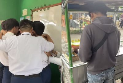 Momen Siswa SMP Putus Sekolah Bantu Orang Tua Jualan, Perpisahan Teman Sekelas Bikin Haru
