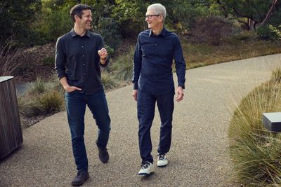 Apple Tunjuk John Ternus sebagai CEO Baru, Tim Cook Jadi Chairman Eksekutif