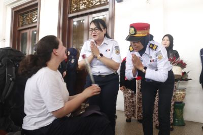 Hari Kartini 2026 : Hari Ini Srikandi KAI Jogja Kuasai Stasiun Hingga Bagikan Mawar ke Penumpang Wanita, Ada Turis Asal Jerman Dapat Mawar