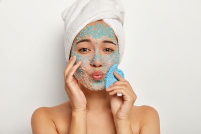 Perbedaan Exfoliating dan Peeling, Mana yang Lebih Aman Buat Kulitmu?