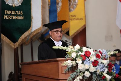 Dikukuhkan Jadi Guru Besar Hari Ini, Dekan Faperta UGM Prof. Jaka Widada: Stop Sekadar Beri Kimia, Saatnya Beri Makan Kehidupan Tanah
