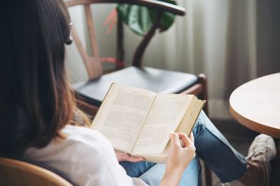 Tak Cuma Tambah Ilmu, Ini 6 Manfaat Membaca Buku Bagi Kesehatan Otak