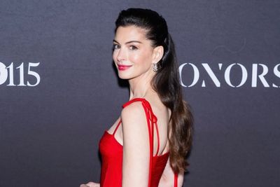 15 Film Terbaik Anne Hathaway yang Wajib Ditonton, dari Komedi sampai Drama
