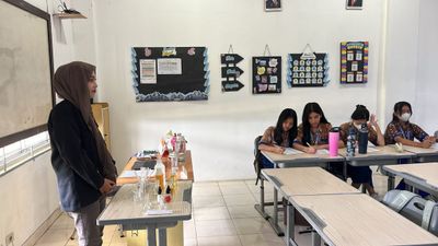 Mahasiswa Itera Latih Siswa SMP di Metro Bikin Parfum & Lilin Aromaterapi, Kenalkan Sains Kosmetik