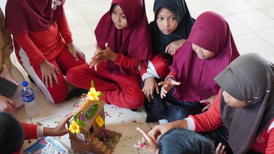 Mahasiswa Arsitektur Itera Ajak Siswa SD di Lampung Selatan Bikin Maket, Latih Imajinasi Spasial
