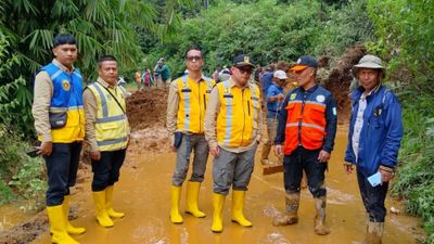 Longsor Tutup Jalan di Bogor, Pemkab Lakukan Penanganan Cepat