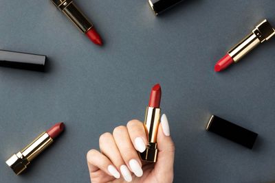 6 Warna Lipstik untuk Bibir Hitam, Bikin Wajah Makin Fresh