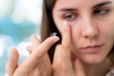 Tips Pilih Softlens yang Nyaman Seharian, Bikin Look Makin On Point