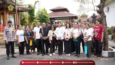 Tinjau Kesiapan Lomba Lingkungan, Ketua TP Posyandu Gianyar Dorong Inovasi Sekolah dan Desa