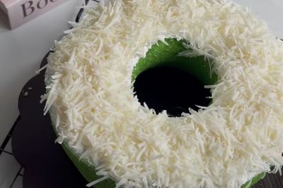 Cuma 2 Telur! Resep Bolu Pandan Keju Kukus Ini Bikin Nagih