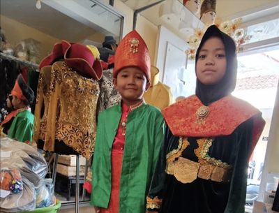 Momen Hari Kartini Dongkrak Omzet Sewa Baju Adat di Kota Malang