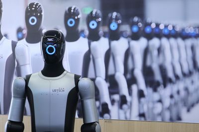 Robot Humanoid China Pecahkan Rekor di Half Marathon, Ini Fakta dan Teknologinya
