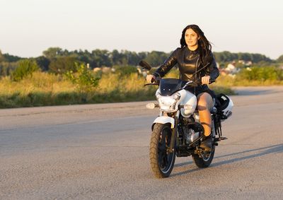 Dear Ladies! Keselamatan Kalian saat Berkendara Motor Perlu Banget Diperhatikan: Biar Gak Jadi Meme di Medsos