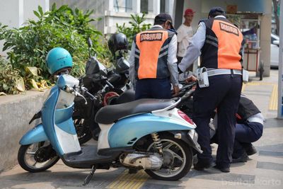 Bikin Macet Parah! Sudinhub Jakarta Utara Angkut Paksa Belasan Kendaraan di Jalan Danau Sunter