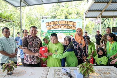 Rayakan Hari Bumi Sedunia, Pemkot Jakarta Utara dan Komunitas Lovely Hands Panen 200 Kilogram Hasil Kebun