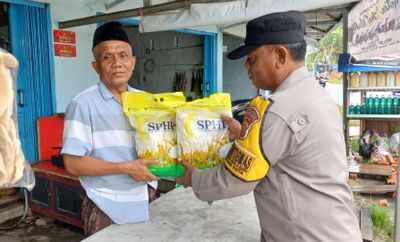 Polsek Tungkal Ilir Salurkan 400 Kg Beras Murah ke Warga Pesisir