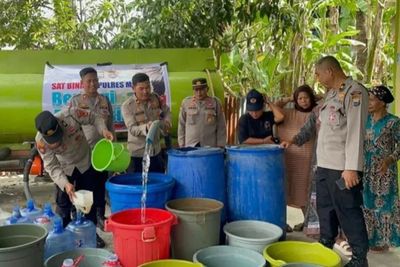 Polisi Salurkan Ribuan Liter Air Bersih ke Warga Terdampak Kekeringan di Maros