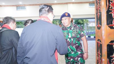 Kunker ke Ambon, Kapok Sahli Dankodaeral IX Sambut Kedatangan Wakil Ketua Komisi I DPR RI