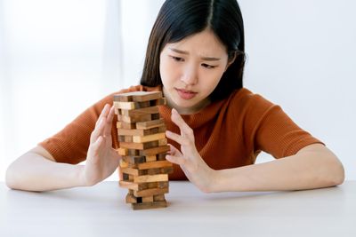 Pintar Banget Tapi Susah Dipahami ? Ini 10 Kelebihan dan Kekurangan INTP yang Bikin Mereka Berbeda