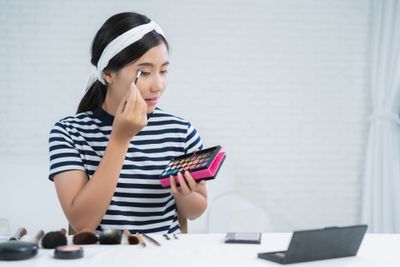 Cara Memakai Eyeshadow 3 Warna agar Hasilnya Rapi dan Menawan, Jadi Terlihat Pro!