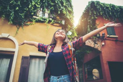 Kelihatan Selalu Ceria, Tapi Kepribadian ESFP Sebenarnya Punya Sisi yang Nggak Banyak Orang Tahu