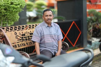 Berangkat Subuh dari Kedondong, Sutrisno Buruh Tani Antar Putrinya UTBK di Unila: Saya Bangga!
