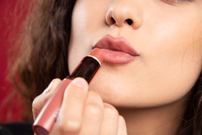 Lipstik Dipakai Bergantian? Ini Dampaknya untuk Kesehatan