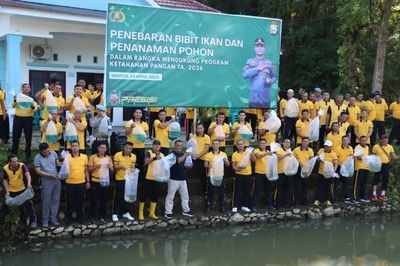 Polres Maros Tanam Pohon dan Tebar 10 Ribu Benih Ikan, Perkuat Ketahanan Pangan