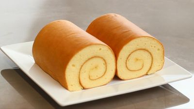Cara Membuat Swiss Roll Cake Enak, Lembut, dan Anti Retak
