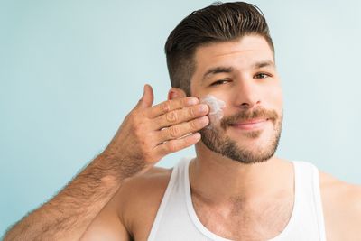 6 Skincare Cowok Biar Tetap Awet Muda di Usia 30-an