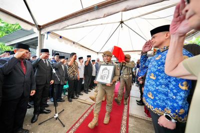 Tangis Haru Iringi Pelepasan Jenazah Tautoto, Birokrat Senior Sulsel yang Berdedikasi