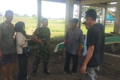 Babinsa Komsos ke Petani Bawang di Wajo, Dengar Keluhan hingga Beri Motivasi