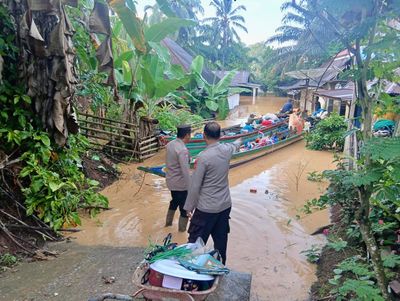 Sungai Batang Asai Meluap, Personel Polres Sarolangun Disiagakan di Lokasi Banjir