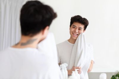 5 Kesalahan Skincare Cowok yang Bikin Komedo Muncul Tanpa Sadar!