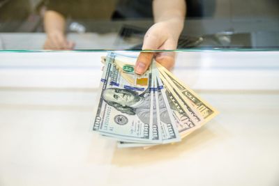 Beli Dollar di Mana? Ini Tempat Aman dan Cara Dapat Kurs Terbaik!