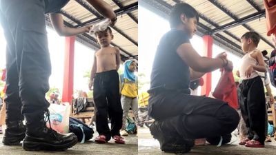 Petugas Damkar ini Bantu Ganti Baju Anak Kecil yang Basah Kuyup, Aksinya Saat Bermain Air Banjir Pujian Netizen