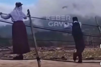 Viral! Tangis Ibu Pecah Lihat Anaknya Gelantungan di Jembatan Tali Demi Ujian TKA