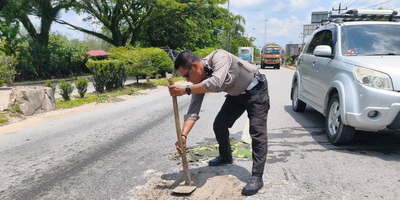 Personel Satlantas Bengkalis Bergerak Tutup Jalan Berlubang di Duri, PUPR Riau Jangan Tutup Mata