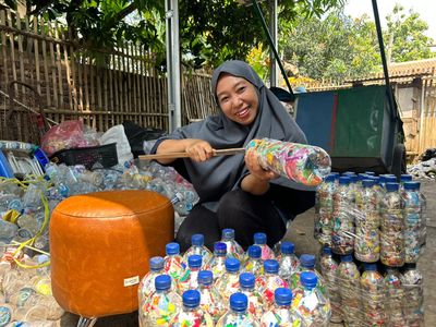 Dari Sampah Jadi Cuan: Kisah Ibu Amaliyah Ubah Limbah Jadi Berkah di Kampung Masigit