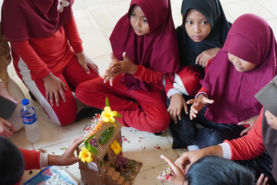 Latih Motorik dan Imajinasi, Siswa SDN 4 Way Galih Belajar Rakit Maket Bersama Mahasiswa Prodi Arsitektur ITERA