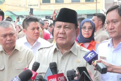 Presiden Prabowo Jenguk Korban Kecelakaan Kereta di Bekasi Timur, Sampaikan Belasungkawa