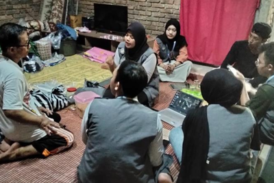 Mahasiswa UNY Bantu UMKM Rengginang di Kulon Progo Naik Kelas Lewat Rebranding Digital