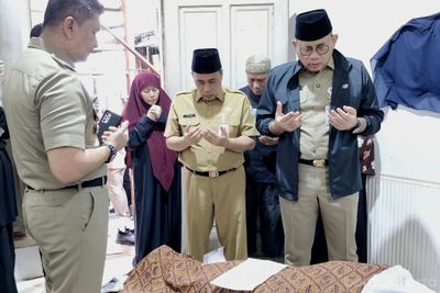 Wali Kota Jakarta Pusat Takziah ke Rumah Kader PKK Utan Panjang Korban Tragedi KRL Bekasi Timur