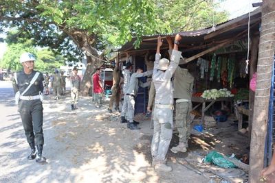 Satpol PP Aceh Besar Tertibkan Kanopi Liar di Jalan Malahayati