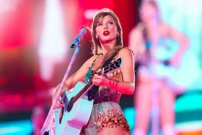 Lirik dan Makna Lagu mirrorball Taylor Swift yang Relate dengan People Pleaser