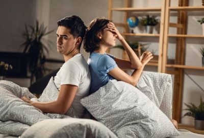 Insecure dalam Hubungan Bisa Diam-Diam Muncul, Simak Cirinya!